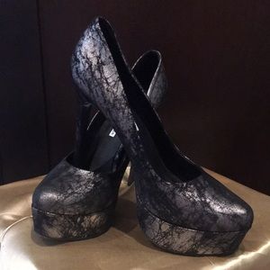 Vera Wang Lavender Label Platforms
